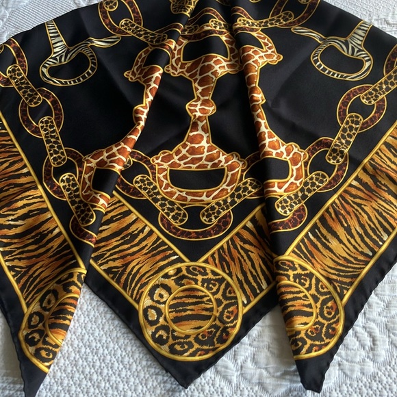 Gucci horse bit animal print chain link silk square scarf - Picture 16 of 16